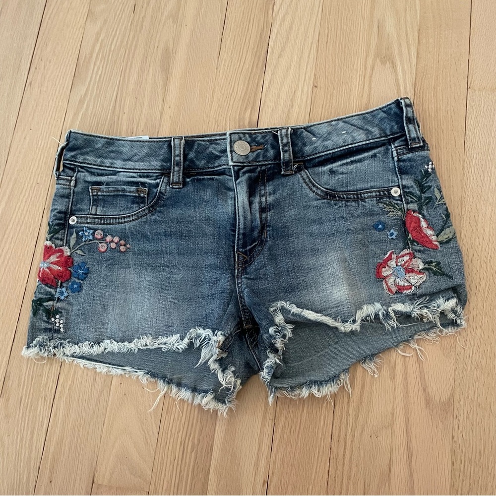 Express Embroidered relaxed low rise Shortie 0